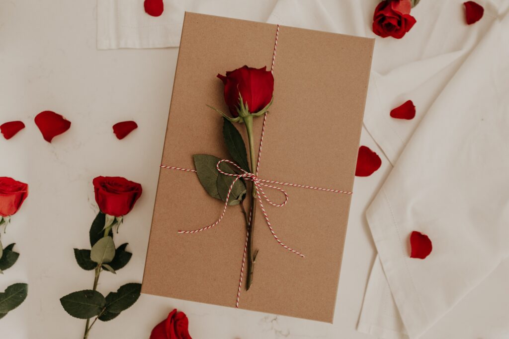 茶色の封筒に赤いバラ